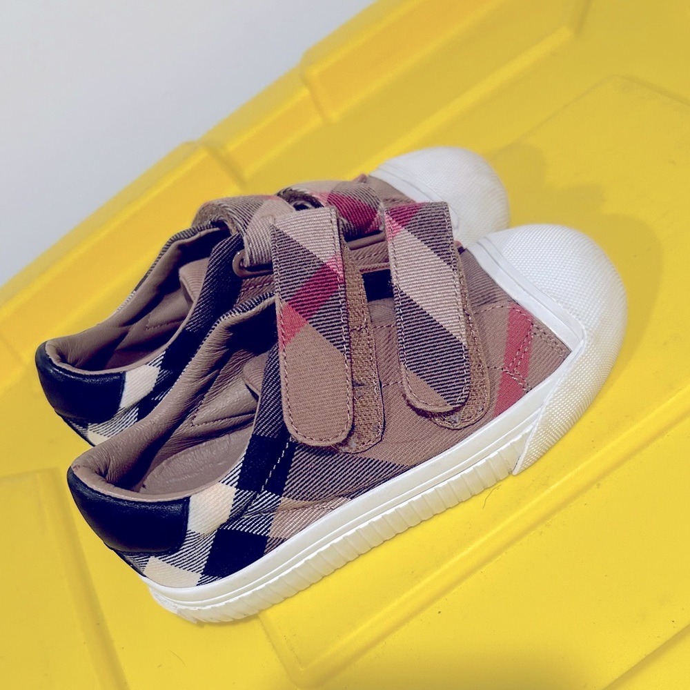 Kids Burberry shoes clean in Great condition